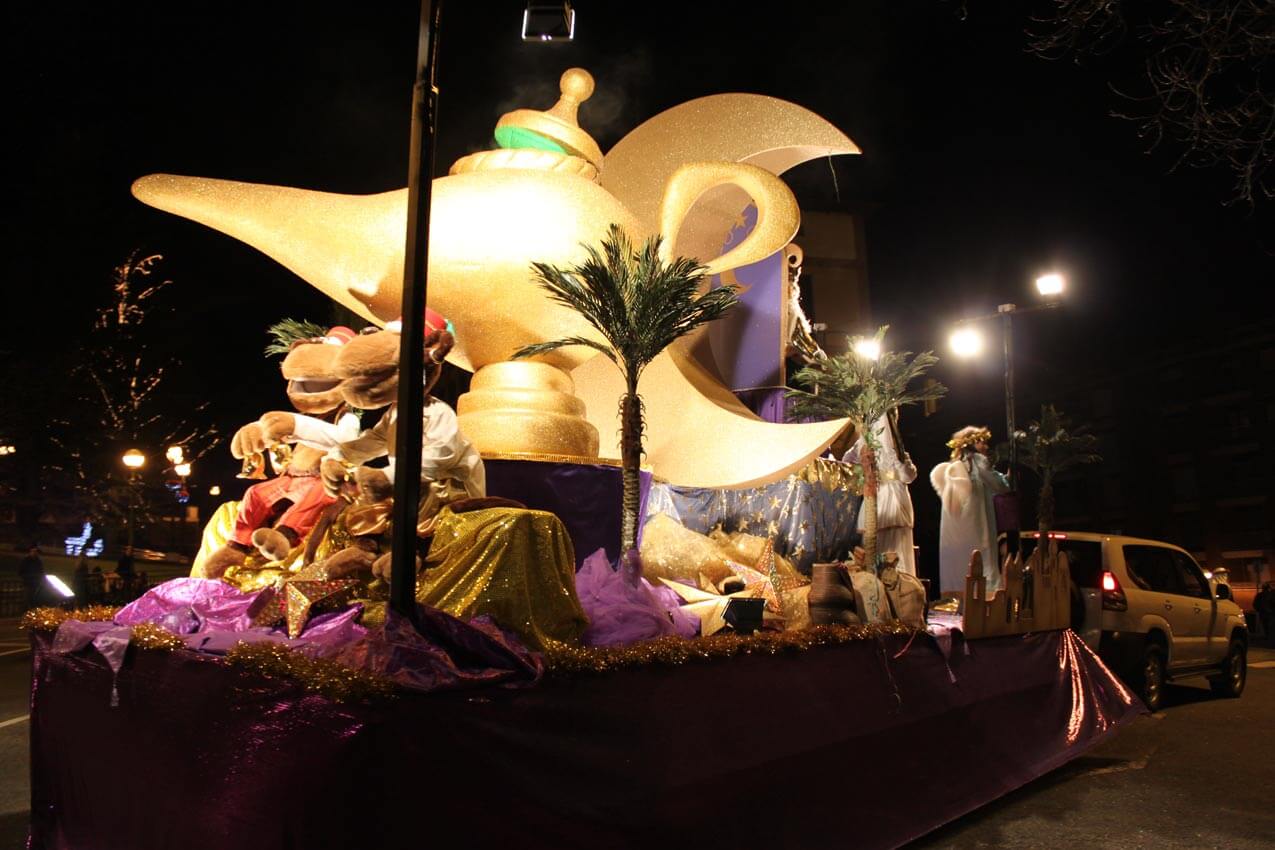 Carroza Navideña diseñada por Dream Factory. Inspirada en Aladino y la lámpara mágica.