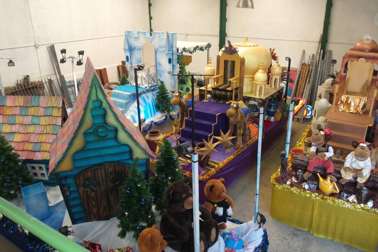 Carrozas Navideñas diseñadas por Dream Factory. Diferentes carrozas en las que vemos Shows de autómatas, el Trono de Papá Noel y otros decorados.