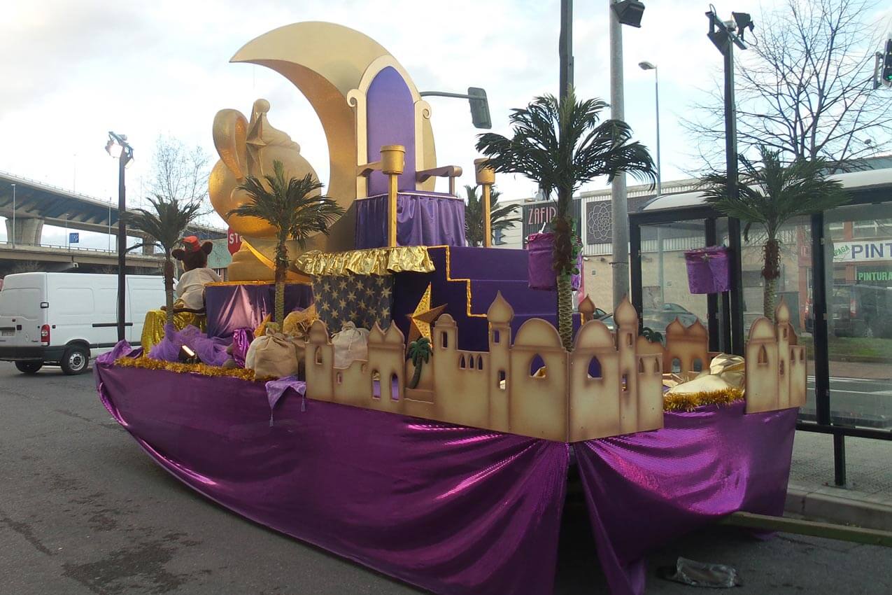 Carroza Navideña diseñada por Dream Factory., inspirada en las mil y una noches.