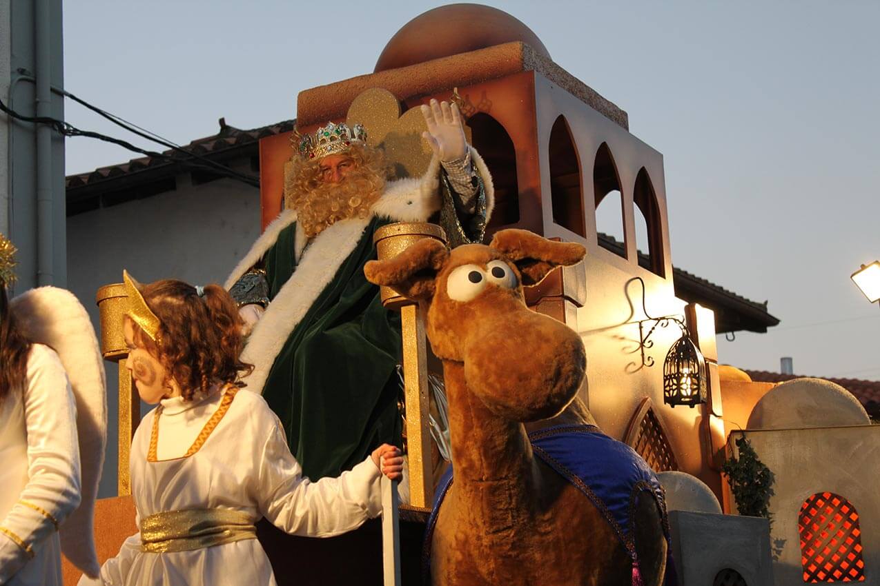 Carroza Navideña diseñada por Dream Factory. Carroza con Rey Mago, paje real y camello.