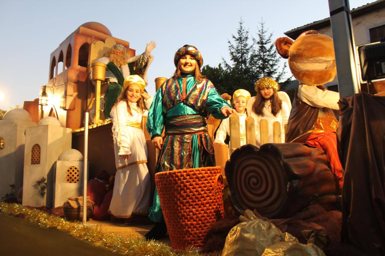 Carroza Navideña diseñada por Dream Factory. Carroza con Rey Mago, paje real y camello.